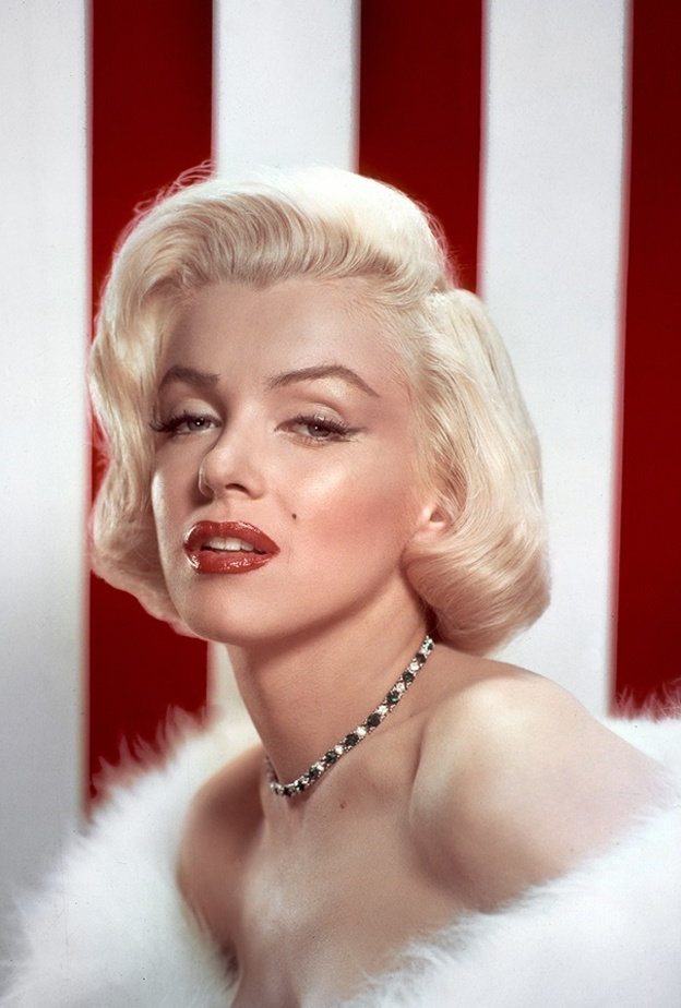  تفاصيل المكياج الكلاسيكي المذهل