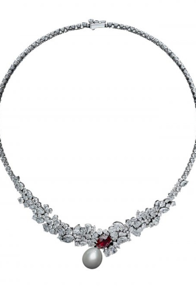 عقد من ديور Dior