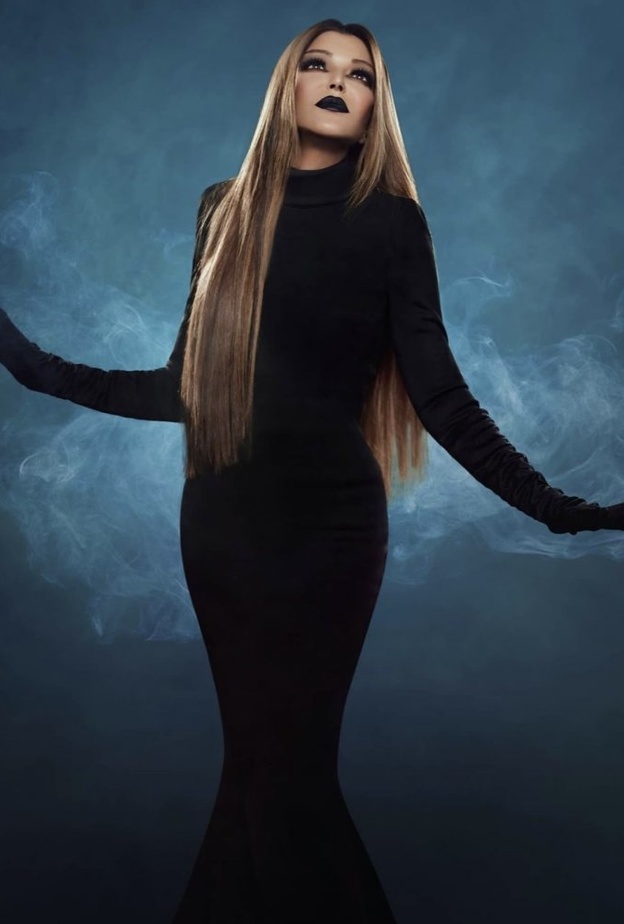 في الصورة الأولى روجت المغربية سميرة من خلال إطلالة رمادية غامضة أرفقتها بعبارة اتنين بالليل قريبًا