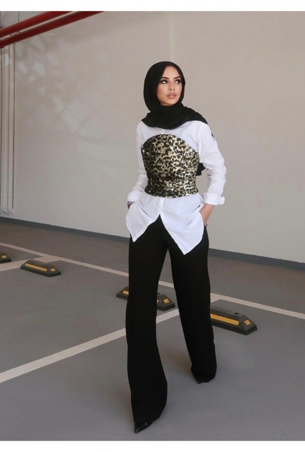 كيفية تنسيق البلوزة البيضاء للمحجبات على طريقة الفاشينيستا