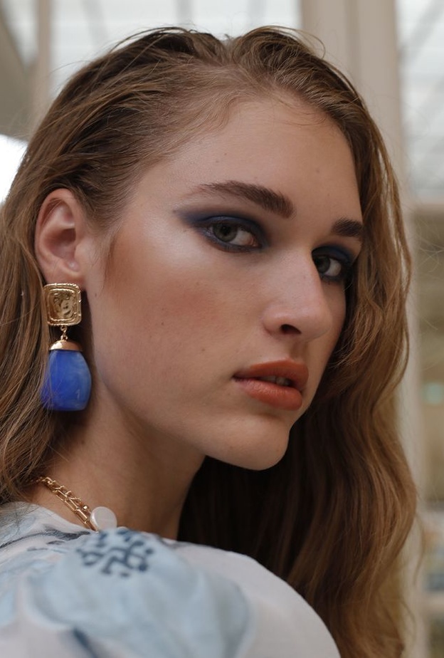 طريقة تطبيق مكياج مشرق وناعم مع البرونزر لاطلالات صيف 2021