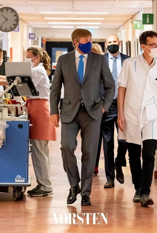 الملك فيليم ألكسندر يزور مستشفى لرعاية مرضى عدوى كورونا