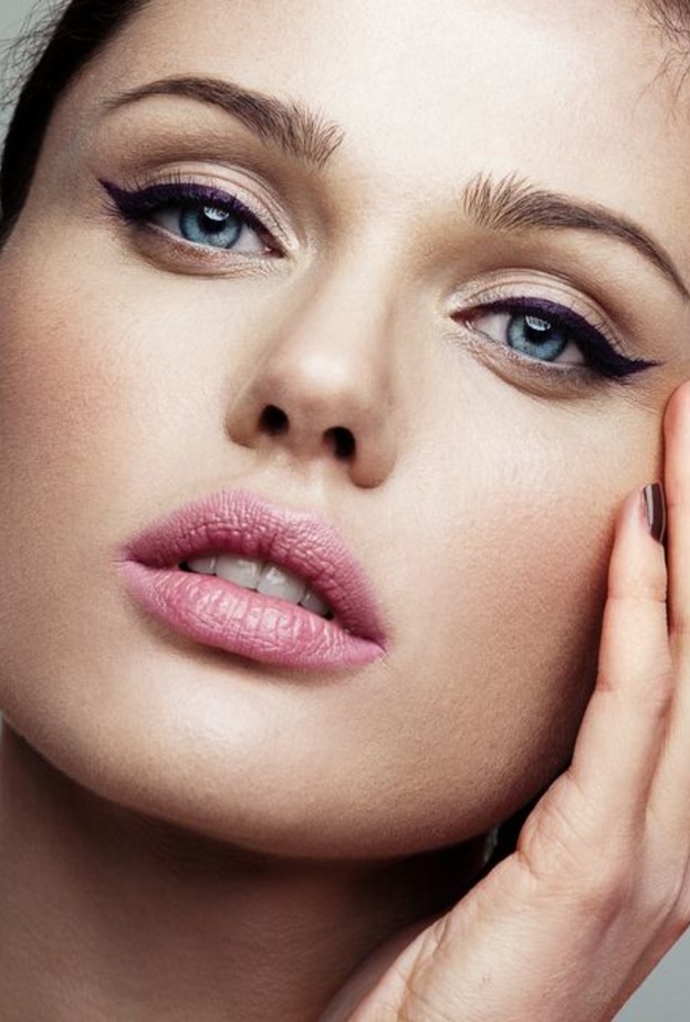 طريقة رسم الكحل بأشكال مختلفة حسب شكل العين