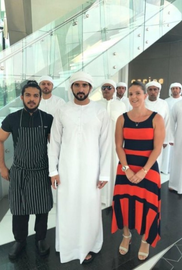  الشيخ حمدان بن محمد بن راشد آل مكتوم في تجربة مميزة بأحد مطاعم دبي.