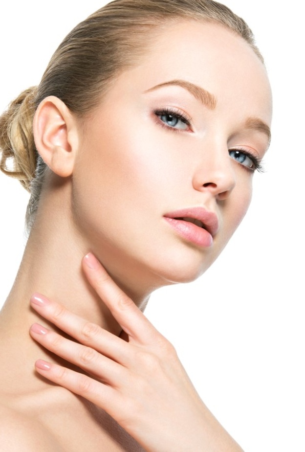 نصائح جمالية للعناية بمنطقة الرقبة ومنع ترهلها