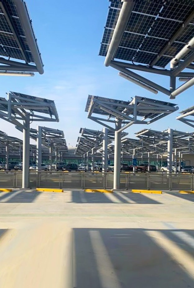  مطارات أبوظبي ومصدر تنجزان أكبر مبنى لمواقف السيارات مزوّد بالطاقة الشمسية في أبوظبي