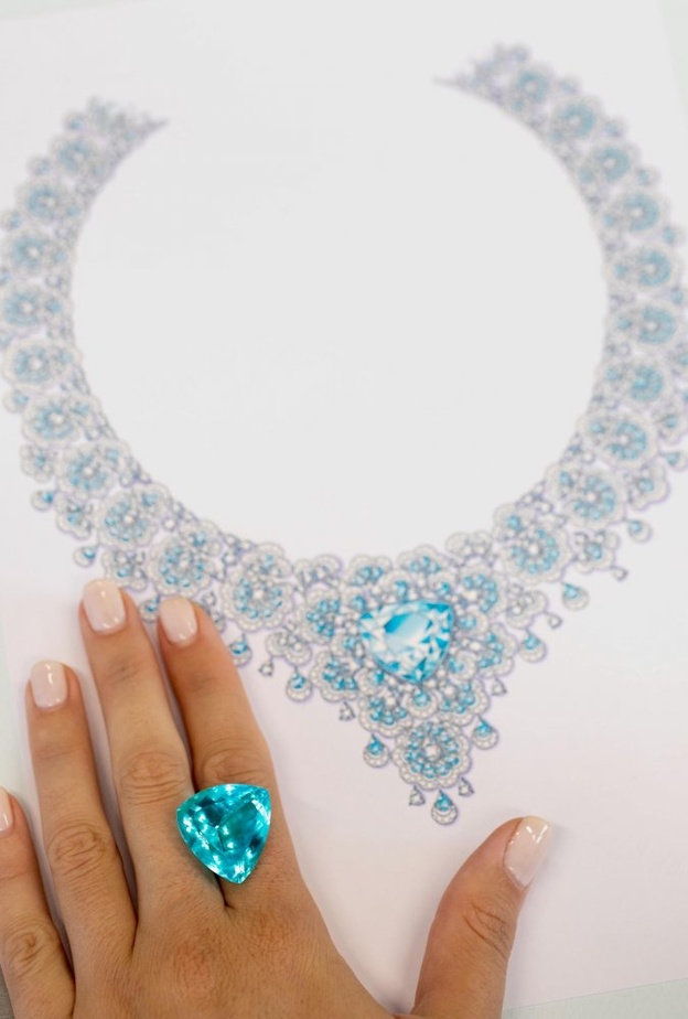 عقد مرصّع بأحجار تورمالين بارايبا يسطع كنجم جديد في مجموعة Chopard