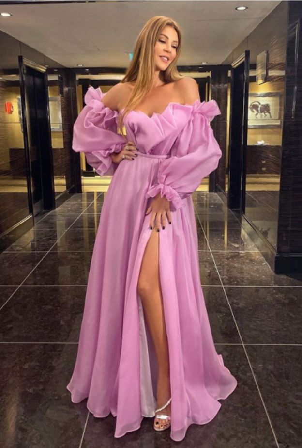 خطفت الأنظار في القاهرة بفستان باللون الزهري من تصميم سارة مراد