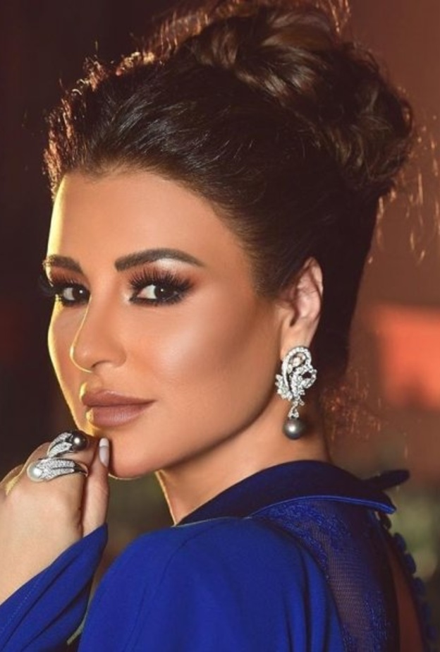 رسمات مكياج مع الشعر المرفوع