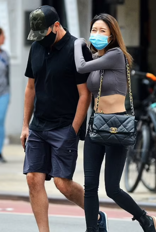 ديفيد شويمر  وإمرأة غامضة