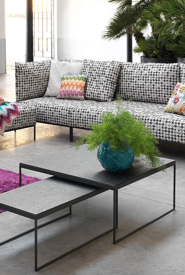 ‎⁨نقشة ناعمة من ميسوني missoni بألوان الأبيض والأسود لتصميم كنب غرف معيشة مودرن