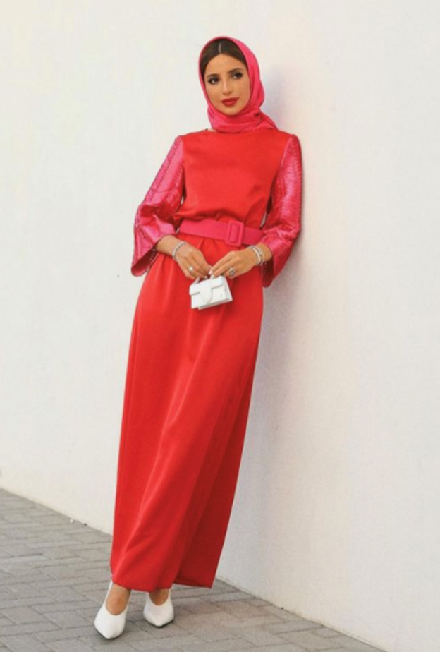 إستوحي من إطلالة فاطمة حسام بالفستان الأحمر الذي تميّز بالأكمام والحزام باللون الفوشيا