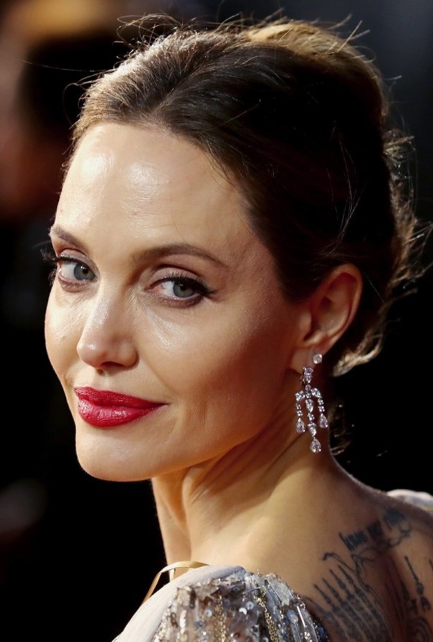 إطلالة كلاسيكية مثالية اختارتها أنجلينا