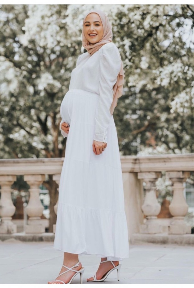 اطلالات صيفية للمحجبات الحوامل مستوحاة من لينا صنوبر