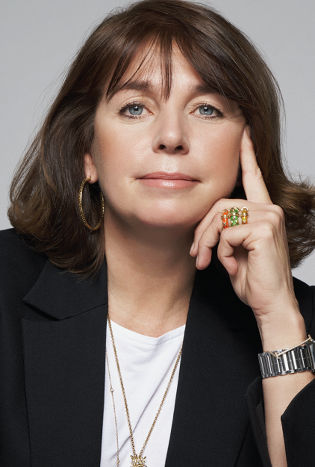 عقد مرصع بالماس وبأكثر من 22 قيراطا من العقيق الديمانتويد الروسي النادر، وهو قابل للتحول