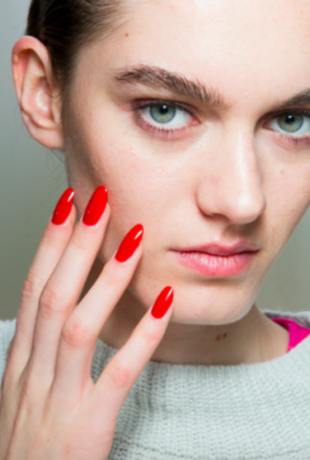  اختيار المناكير الأحمر الكلاسيكي في صيف 2021 2021