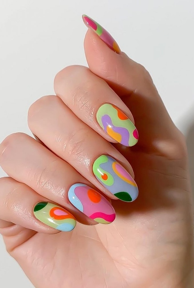 أحدث صيحات ألوان وأشكال الأظافر الملونة من انستقرام 2021