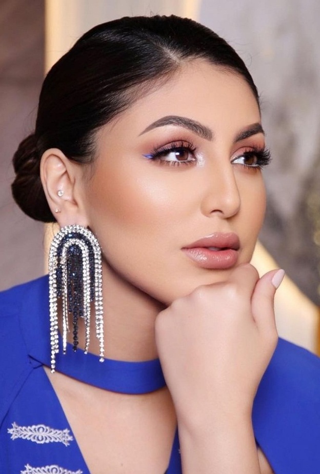 مكياج عصري مع الايلاينر الازرق من وحي اطلالات دانة الطويرش