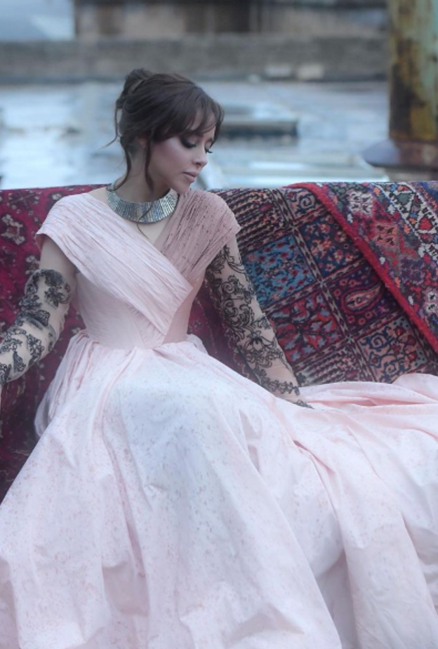 بدت بلقيس كالأميرات بالفستان الزهري