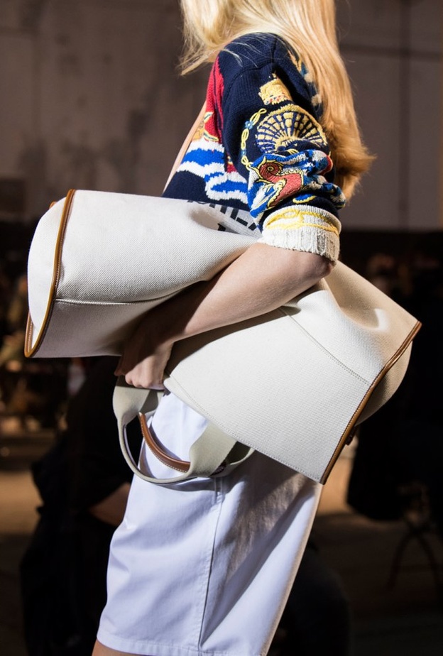 موديلات حقائب يد كبيرة تخفي عيوب الجسم