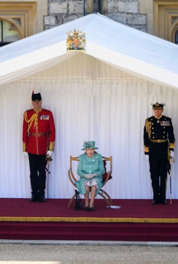 ملكة بريطانيا تكتفي بنسخة مصغرة من احتفالات Trooping the Colour هذا العام