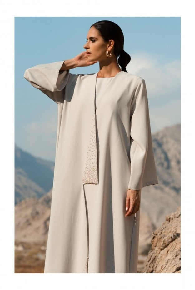 عباية فاخرة من الساتان الراقي مع لمسات الشك البراق من  ALKR5ANA