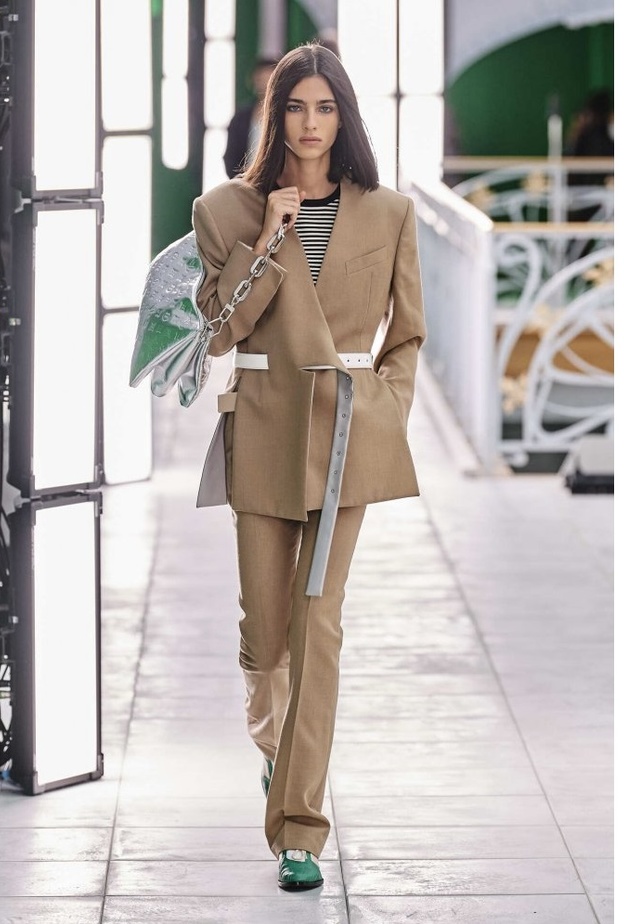 موديلات بلايز طويلة باللون ااخضر القوي من دار Versace