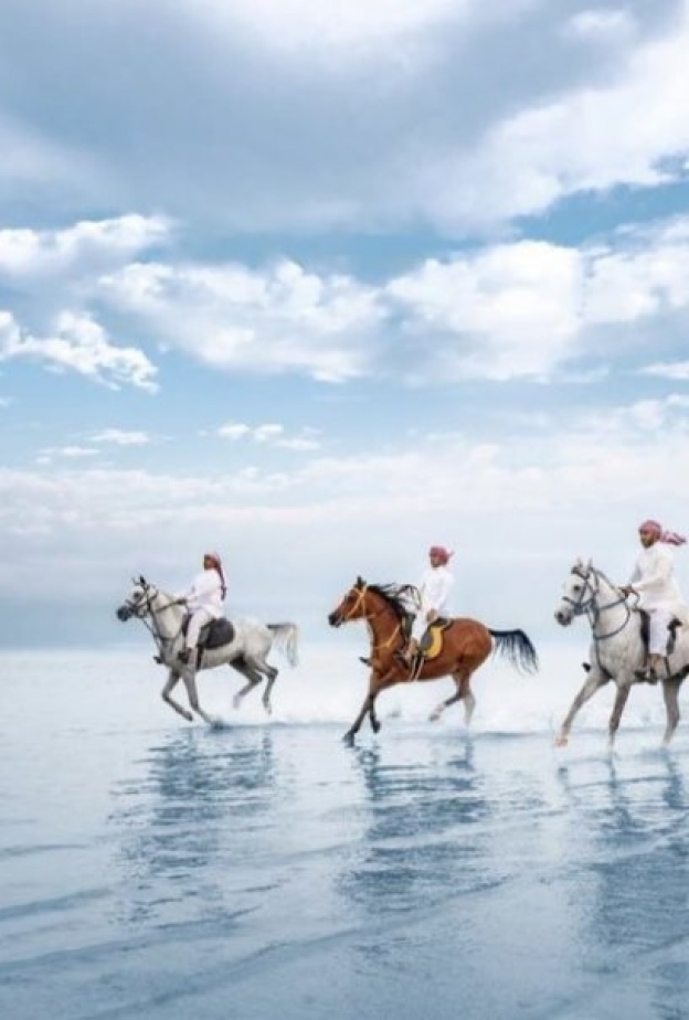 شاطئ العقير.. وجهة مثالية للساعين وراء الاستجمام على الرمال الذهبية