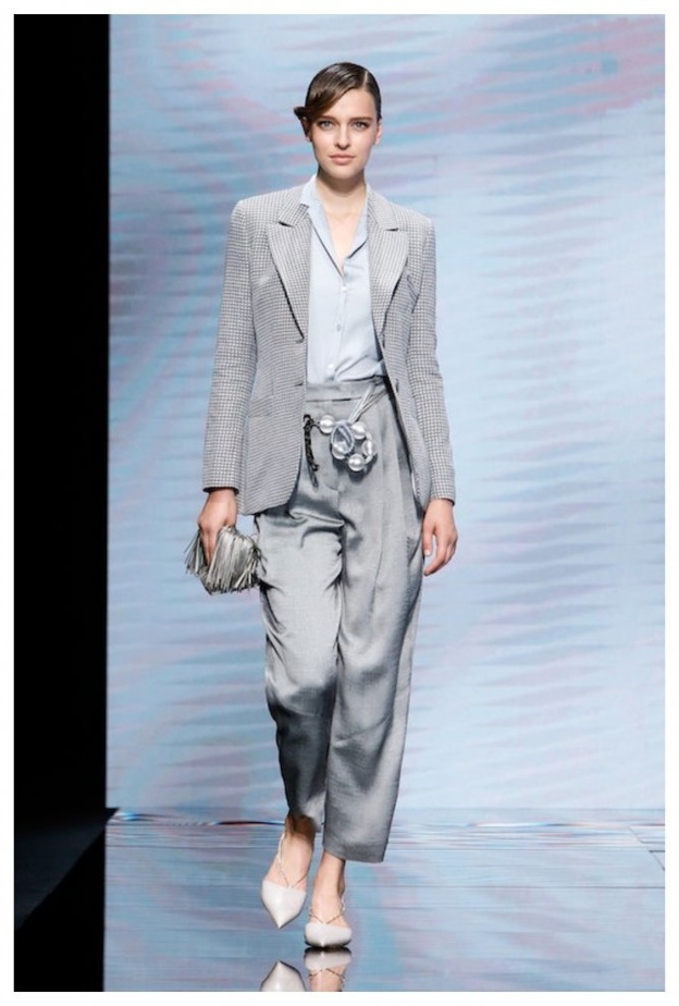 احدث موديلات ازياء تناسب العمل من منصات عروض صيف 2021