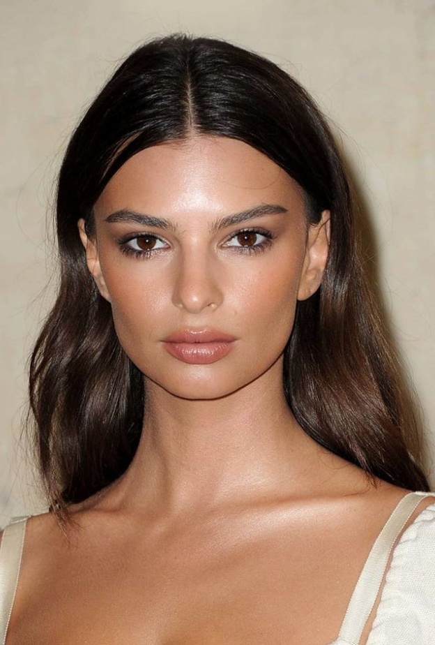  إطلالة ترابية ناعمة من وحي إميلي