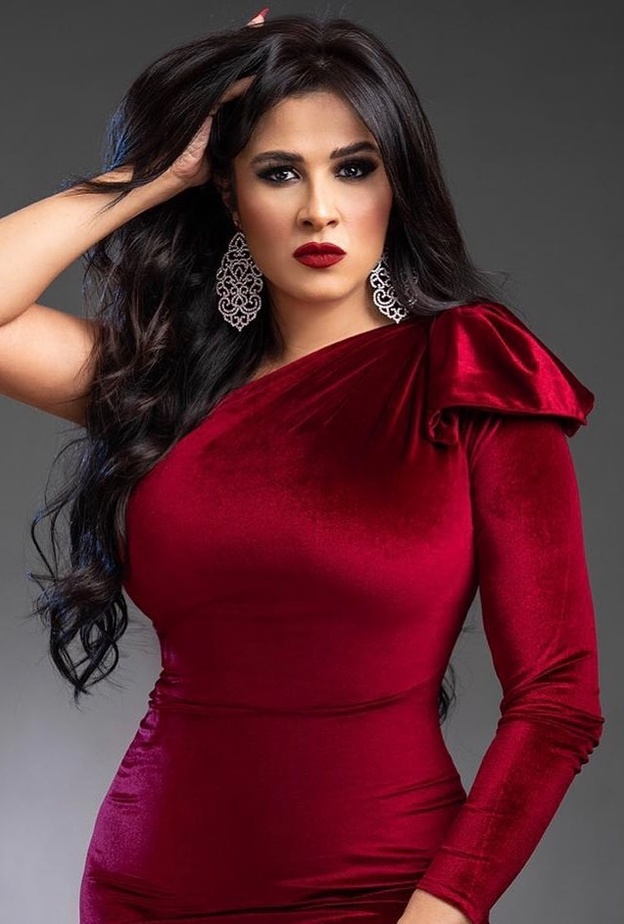  ياسمين عبد العزيز بأقراط متدلية بارزة