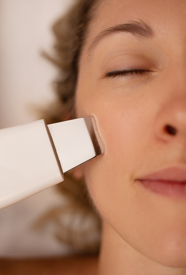 الهيدرافيشل هو علاج طبي يعمل على إزالة مسام البشرة وترطيبها