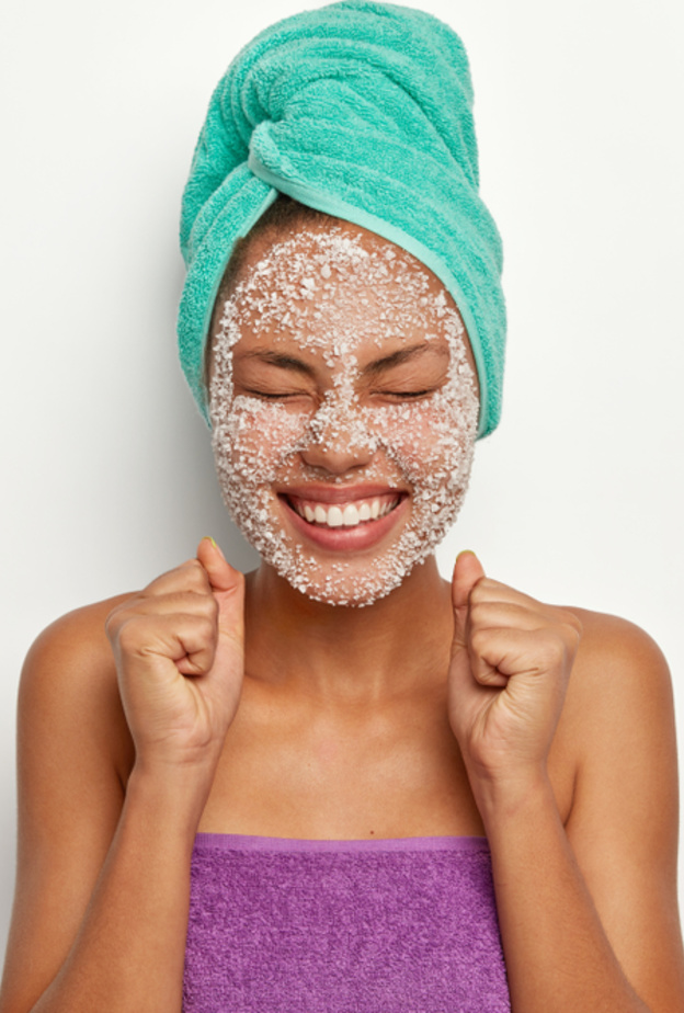 يساعد ملح البشرة على تجديد خلايا البشرة ويخلص الجلد من الشوائب