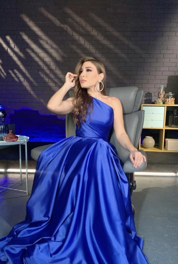 إطلالة يارا المثالية باللون الأزرق في أحدث فيديو كليب لها