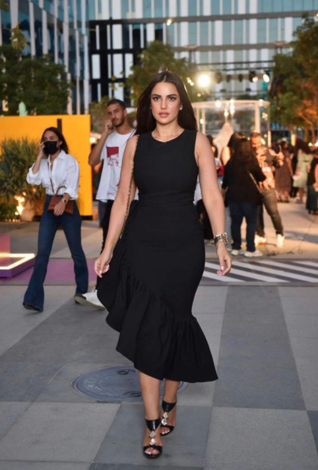 خطفت درة زروق الأنظار بالفستان الأسود الميدي من تصميم زينة زكي