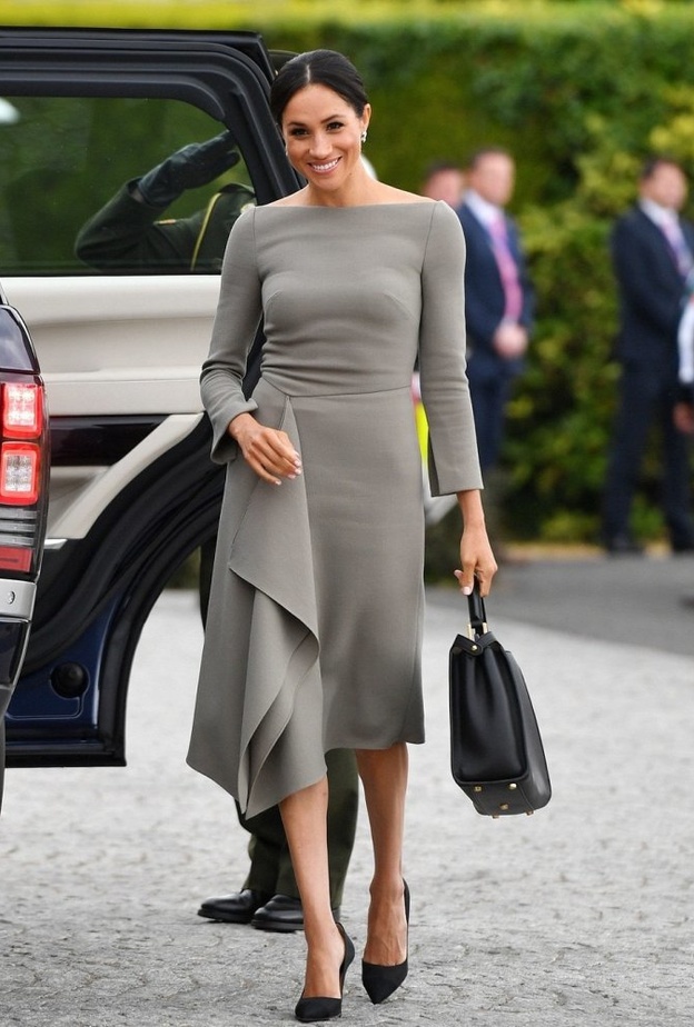 اجمل اطلالات ميغان ماركل بفستان مستقيم رمادي بتوقيع دار Roland Mouret