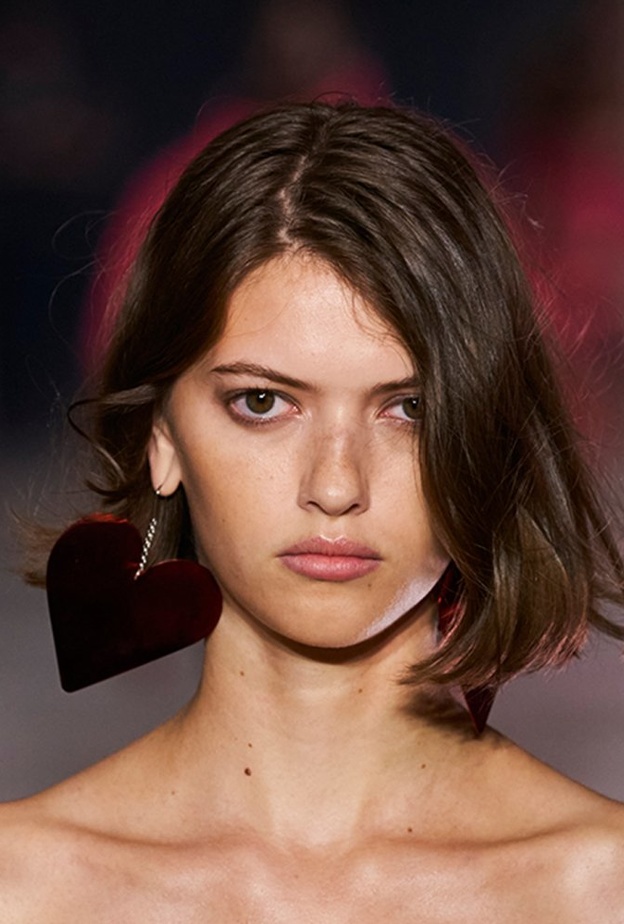 قصات شعر قصير مدرج للوجه البيضاوي من Isabel Marant