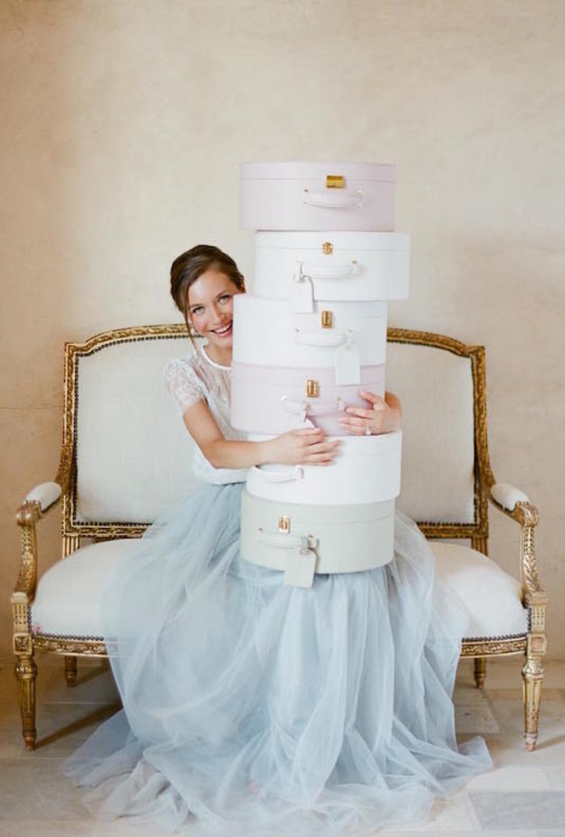 عروس تشتكي من محاولة والديها الحصول على الهدايا من ضيوف زفافها