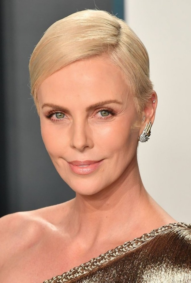  Charlize-Therong بين الشعر الطويل والقصير