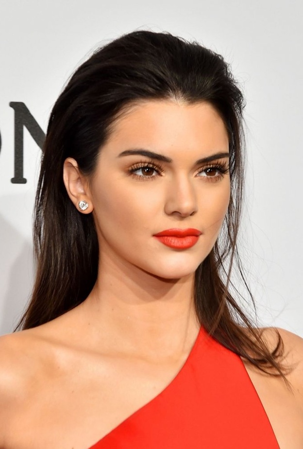الوان احمر الشفاه المرجانية المات مع الكونتور من Kendall jenner