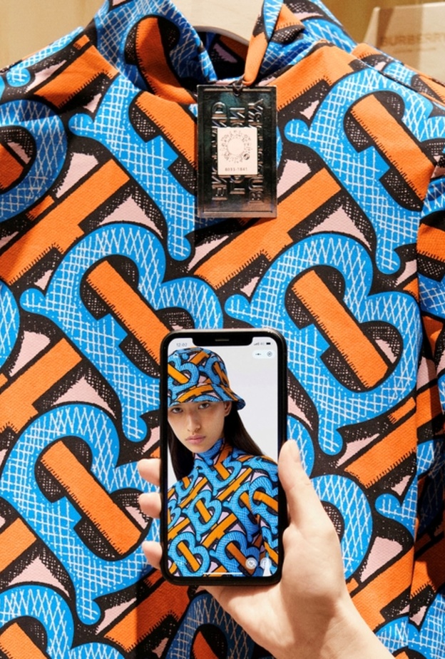 حصة السلع الفاخرة المباعة عبر الإنترنت تضاعفت تقريبًا لتصل إلى 23 بالمئة في عام 2020