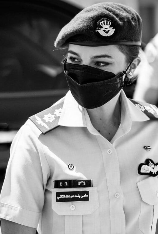 الأميرة سلمى ظهرت بالزي العسكري