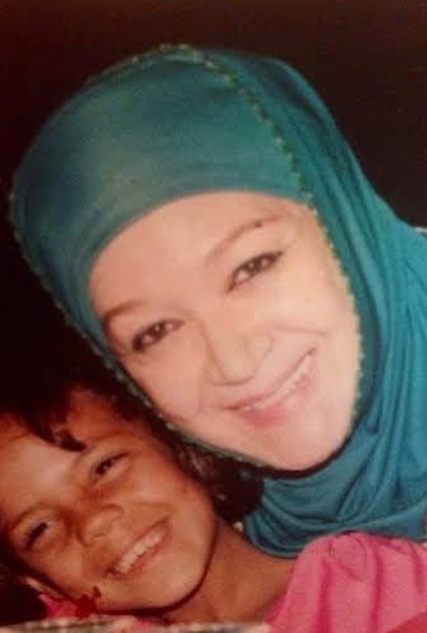 ناهد السباعي وجدتها هدى سلطان