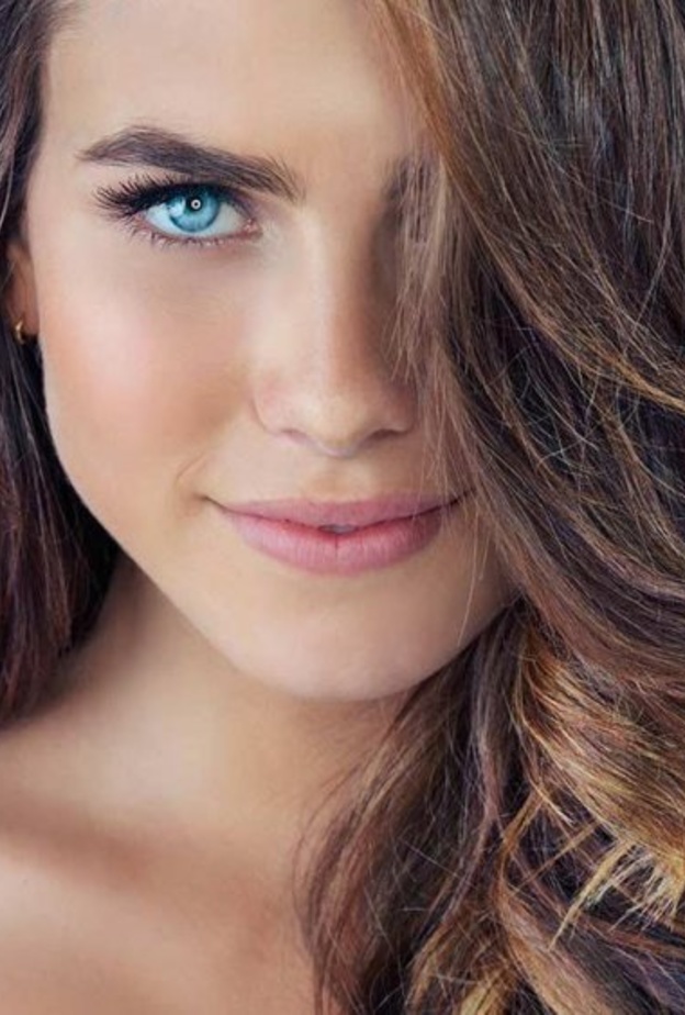 الهايلايت للشعر الاسود تشمل تطبيق اللون النحاسي المميز