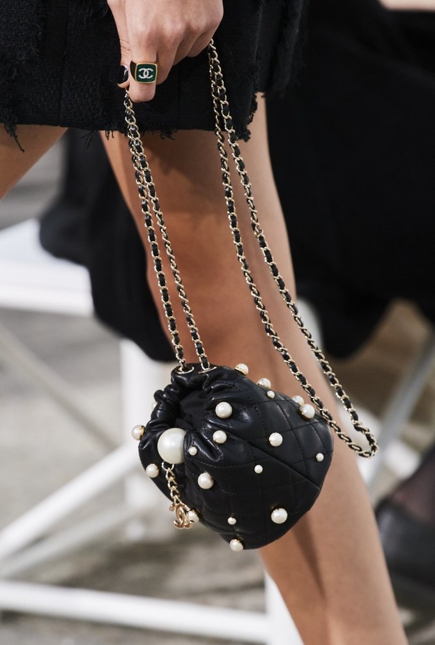 شنط فخمة مع احجار اللؤلؤ لسهرات صيف 2021 من Chanel