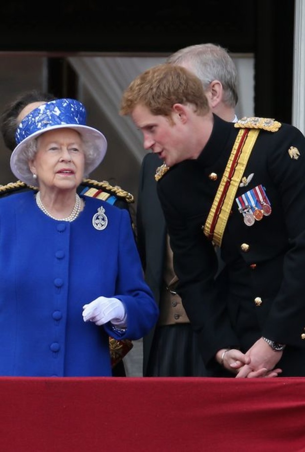 لقاء عائلي مطول يجمع الأمير هاري وجدته الملكة