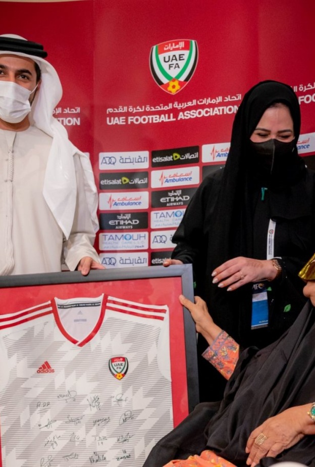 تكريم المشجعة الإماراتية أم علي