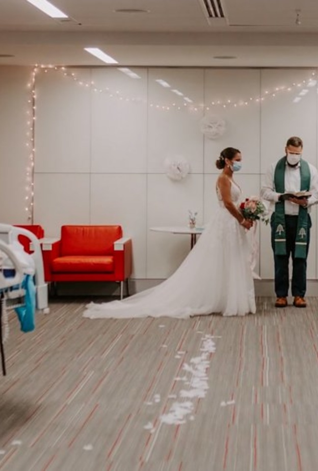عروس تقيم حفل زفاف مرتجل في مستشفى علاج السرطان !