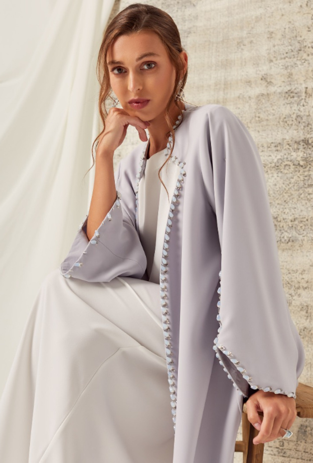 مزيج البني الراقي مع الأبيض بعباية أنيقة بقصة مجسّمة من  BLANC 8.3