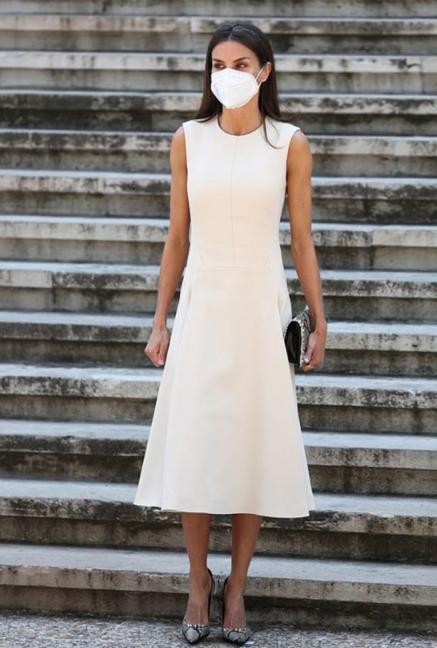 خطفت أحدث إطلالات الملكة ليتيزيا الأنظار بفستان من مجموعة Pedro del Hierro